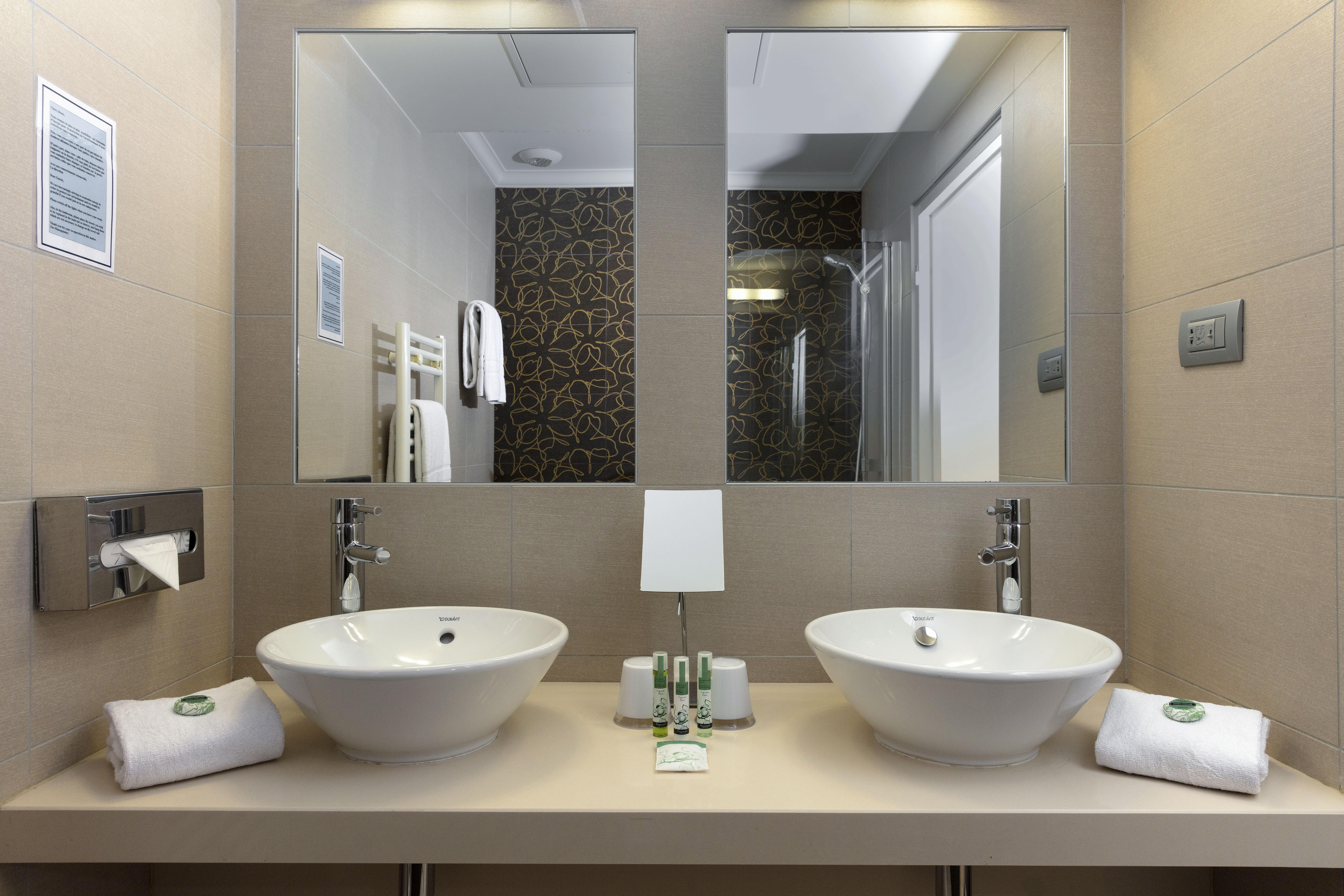 Leonardo Boutique Opera Paris